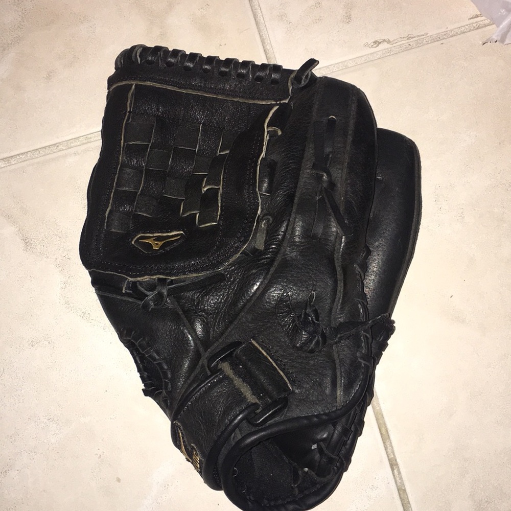 Mizuno black leather glove